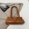 Bolsa de Moto Retrô de Nicho Transfronteiriça para Mulheres Nova Moda Primavera 2026 Bolsa de Ombro com Rebites para Axila Bolsa de Mão para Mulheres