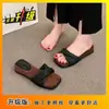 Pantuflas de exterior para mujer para el verano de 2025, nuevo modelo popular, de moda para personas menudas, de suela gruesa, que aumentan la altura, a la moda, versátiles y sandalias antideslizantes
