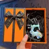 Pingente criativo de chaveiro de patinete elétrico de fricção, brinquedo divertido para aliviar o estresse de estudantes, presente para máquina de pegar bichos atacado