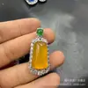 Collar asequible de jade con incrustaciones de ágata roja, con un amuleto de "sin preocupaciones", un amuleto de calcedonia verde y un pequeño amuleto cuadrado de ágata rosa - un regalo perfecto