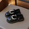 Sapatos de couro com laço e acabamento em renda para meninas, nova coleção primavera/outono 2024, estilo Mary Jane com sola macia, sapatos de princesa da moda para crianças
