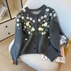 Diseño Suave Estéreo Cuello Redondo Cardigan de Punto con Flores Otoño e Invierno Nuevo Suéter Chaqueta Holgada Top Versátil