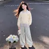 Moda Feminina 2026 Estilo Coreano Casual Calça de Perna Larga Xadrez Conjunto de Duas Peças Estiloso e Único com Camiseta de Manga Longa e Gola Reversível