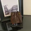 Nueva moda 2026: Bolso cubo estilo coreano con estampado de leopardo para mujer, lujo ligero, elegante y minimalista, adecuado para otoño, se puede llevar en la mano o cruzado.