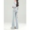 Jeans de retazos de encaje estilo retro americano azul claro para mujer, nueva colección de principios de otoño 2026, con un lazo y pierna ligeramente acampanada en forma de herradura.