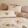 Bordado de toalla de dibujos animados de grado A, con un juego de cuatro piezas cepillado de algodón de fibra larga de Xinjiang 100s, perfecto para otoño e invierno, con un diseño amigable con la piel y cómodo, adecuado para ropa de cama infantil