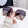 2023 nuevas gafas de sol de moda con montura grande para mujer, pequeñas gafas de sol con diseño de libro rojo, estilo de celebridad de Internet, fotos callejeras, gafas de sol a prueba de rayos UV