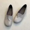 Sapatos mocassins simples de couro para mulheres, novo estilo coreano 2026, mocassins casuais da moda que aumentam a altura