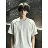 Camiseta básica simples de manga curta bordada, disponível em várias cores, com corte raglã, caimento solto e gola redonda, adequada para adolescentes