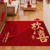 Mi familia tiene un nuevo felpudo de bienvenida para la boda, una alfombra estilo chino para la entrada y un felpudo rojo con el carácter de "alegría"