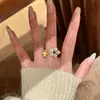 Nuevo Anillo de Flor Doble Estilo Chino con Flor Dorada Cepillada para Mujer, Diseño de Nicho con Sentido de Elegancia y Lujo Ligero, Anillo Versátil