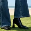 Zapatos de mujer de punta fina en piel, adecuados para primavera y otoño, con tacón grueso, piel genuina y un diseño de corte profundo, con piel suave y tacón alto - una nueva colección primavera 2024