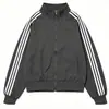 Chamarra casual de bloques de color a rayas estilo americano con cuello alto, nueva colección primavera/otoño 2026, corte holgado, casual y deportiva de moda