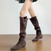 Botas de Mujer en Stock~Botas Largas Atmosféricas Otoño/Invierno Punta Fina Gamuza Arrugadas Hebilla Tacón Bajo Botas de Caballero Estilo Western