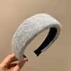 Faixa de Cabeça Larga de Pelúcia Cor Sólida Quente para Mulheres 2025 Novo Estilo Coreano Faixa de Cabelo Alta para Uso Diário Presilha de Cabelo