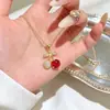 Collar de titanio con cerezas lindas estilo Xiaohongshu para mujer, cadena versátil para la clavícula con circonita roja, accesorio elegante y de lujo ligero