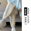 Calça Esportiva Preta Cropped para Mulheres 2026 Nova Outono Perna Reta Estreita Pessoa Baixa Casual Calça Jogger de Veludo Cotelê com Punhos