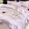 Juego de ropa de cama de lujo de alta gama de cuatro piezas hecho de algodón puro de fibra larga con detalles bordados, incluyendo sábana plana y sábana ajustable