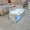 Mostrador de teléfono móvil productos de vidrio personalizados fabricante vitrina comercial gabinete de pared de madera gabinete de hierro con pintura horneada partición de rincón de joyería