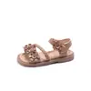 Sandalias tejidas nuevas de verano para niñas, zapatos de princesa con flores para niños, niños medianos y grandes, zapatos escolares suaves para la playa