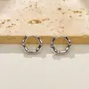 Brincos geométricos de bambu de luxo leve europeus e americanos, estilo de metal minimalista, fechos de orelha irregulares, design elegante de nicho para mulheres