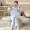 Pijama acolchoado feminino com bolsas de ar, de manga longa, fofo e adequado para outono e inverno, com estampa de desenho animado, e disponível para compra em lojas físicas.