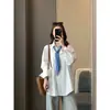 ¡Zedaijiai 100% algodón! Diseño estilo coreano con colgante metálico, bolsillos de parche y chaqueta camisa de punto de manga larga con corbata