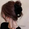Presilha de Cabelo Grande Triangular Estilo Hepburn, Pinça Tubarão Shell de Cetim Francês para a Parte de Trás da Cabeça, Acessório de Cabelo de Luxo para Mulheres