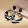 Pendientes Redondos de Cuero con Estampado de Leopardo Irregular Transfronterizos Europeos y Americanos, Pendientes de Lujo Ligero y de Gama Alta, Accesorios para Orejas de Moda y Personalizados