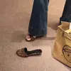 Colección de verano 2026: Sandalias de cuña con estampado de leopardo, zapatos de tacón alto para mujer para uso en exteriores, sandalias versátiles y elegantes de una sola tira inspiradas en la moda francesa