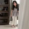 Conjunto de Três Peças para Meninas Verão Novo Casual Camiseta de Manga Curta, Suspensórios Estilosos, Calça Versátil Fashion Solta de Perna Reta Tendência