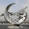 Escultura Metálica Espelhada de Aço Inoxidável em Paisagem Grande Artesanato Artístico Luminoso para Campus Externo com Espelho d'Água Fabricante Ornamentos