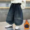 Calça Jeans Infantil Outono Inverno 2026 Novo Estilo Calça Casual Média e Pequena Versátil Plus Veludo Macio Jeans Calça Longa de Bebê Roupa Infantil