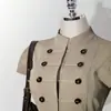 Top Cropped Estilo Retro Y2K com Gola Alta, Fechamento Duplo, Cintura Marcada, Caimento Justo, Manga Bufante, Colete de Trabalho de Manga Curta