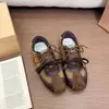 Popular modelo nuevo ligero, cómodos zapatos de mujer 2026, estilo otoño de suela plana, zapatillas de entrenamiento alemanas versátiles, zapatos casuales de tela antideslizantes de suela blanda