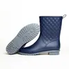 Venta al por mayor de fábrica de nuevos zapatos de agua con tubo antideslizante a cuadros, forro de moda para mujer, botas de lluvia casuales resistentes al desgaste y cálidas para adultos