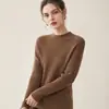 Suéter de punto ajustado para mujer, de cuello alto medio, cálido y sin costuras, en un estilo clásico y discreto, perfecto como capa base o para superponer.