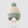 Chapéu infantil de tricô com tranças e blocos de cor estilo coreano, com proteção para as orelhas, chapéu quente de tricô com pompom para outono e inverno, para meninos e meninas
