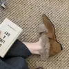 Sapatos Gorro de Pelúcia para Mulheres 2025 Inverno Novos Sapatos Femininos Retrô Bico Fino Solado Macio Couro Macio Slip-On Sapatos de Algodão Quentes para Mulheres