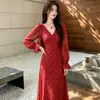 Vestido longo base estilo vintage francês transfronteiriço, novo design de outono de 2026, vestido floral com decote em V para mulheres