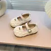 Sapatos de Couro Estilo Coreano para Menina Primavera e Outono Novos Sapatos Infantis Sapatos de Boca Rasa Sapatos de Leite para Menina Solado Macio Sapatos para Bebês e Crianças