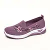 Sapatos Femininos Transfronteiriços 2026 Novo Modelo Sapatos Femininos Bordados Fly-Knit com Solas Macias, Sapatos Leves para Mães de Meia-Idade e Idosas, Sapatos de Pano Old Beijing