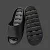 Sandalias y pantuflas simples con agujeros para el baño del hogar de las mujeres antideslizantes para uso en pareja masculinas para bañarse hotel casa de huéspedes pantuflas al por mayor