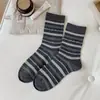 Calcetines a rayas de bloques de color para otoño e invierno, calcetines versátiles de media pantorrilla, sin costuras, modernos y antipelusas, con un estilo preppy y hechos de algodón