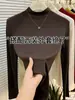 Camiseta básica de cuello medio para mujer, nuevo estilo de principios de otoño 2026, acanalada, corte ajustado, color liso, a la moda, se puede usar como capa interior o como top exterior