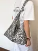 Bolso de lona con estampado de leopardo transfronterizo para mujer, nuevo modelo 2026, bolso de hombro de moda de gran capacidad para el día a día, bolso de mano versátil de verano