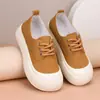 Zapatos casuales de celebridad de internet para mujer, suela gruesa, que aumentan la altura, zapatos tipo Birkenstock, nuevo estilo Primavera y Otoño 2026, versátiles y modernos, zapatos blancos, mocasines