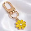Llavero colgante de aleación con diseño de margarita estilo goteo de aceite, anilla en D dorada, charm de flor multicolor, accesorios para manualidades, venta al por mayor
