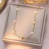 Elegante y Lujoso Collar Geométrico Cuadrado Pequeño de Flor de Acero de Titanio para Mujer, Moderno Set de Cadena para Clavícula de Trébol de Cuatro Hojas de Celebridad de Internet