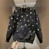 Moletom longo de corte solto, coleção outono/inverno, gola redonda, cor branca, com estampa de monograma com letras e desenhos de grafite, moletom casual unissex de uma marca da moda